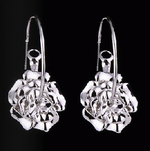 flower shaped silver earring 
